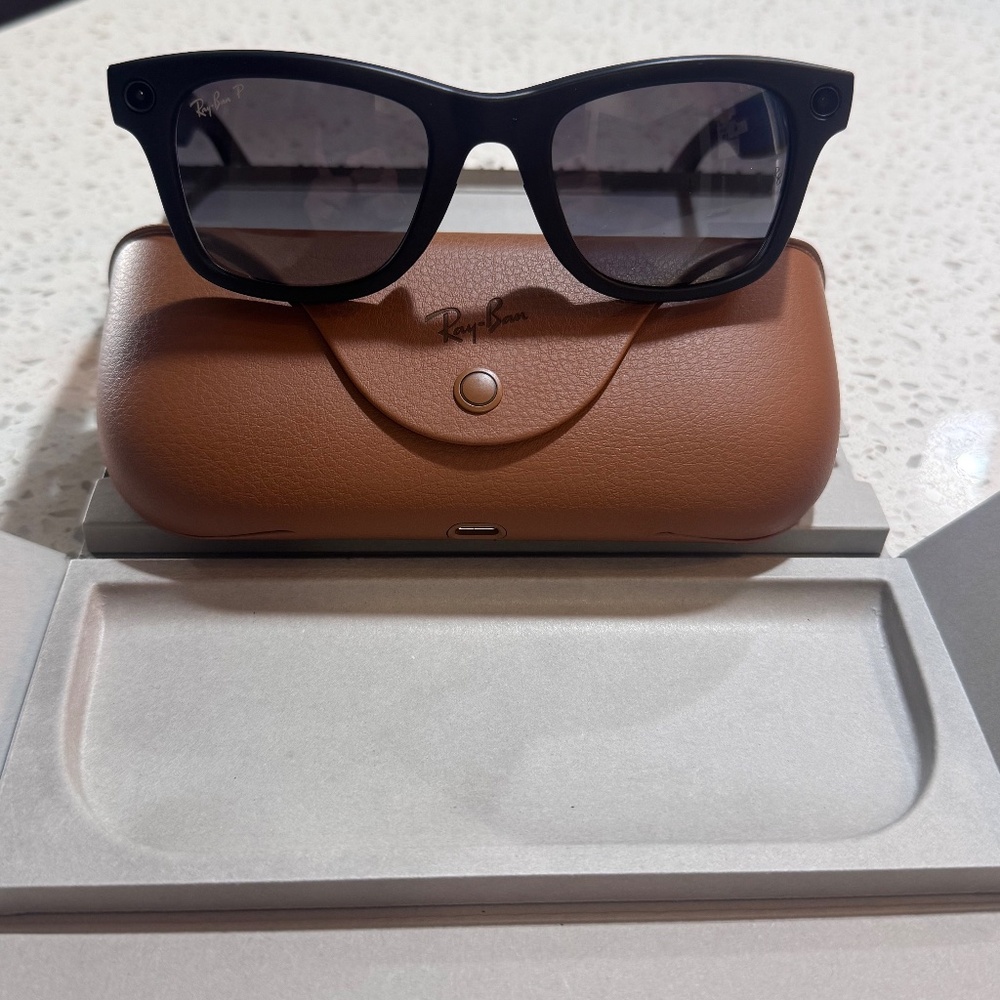 Ray Ban Meta AI Men’s Glasses - Regular Size - POLARIZED - Picture 5 of 7